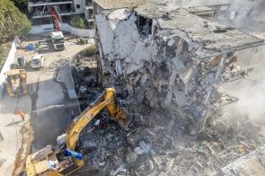 הריסת המבנים ברמת גן // צילום: אורי חבושי