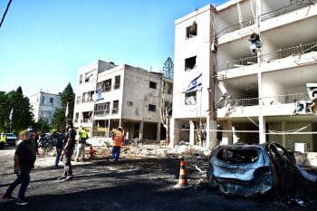 פגיעת טילים בבנייני ישנים בעיר חיפה // צילום: דוברות עיריית חיפה