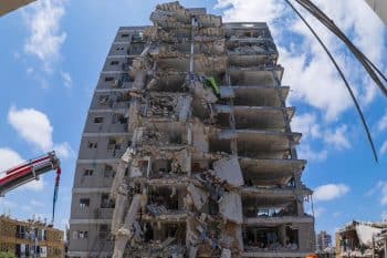 פגיעת טילים בבת ים // צילום: דוברות עיריית בת ים