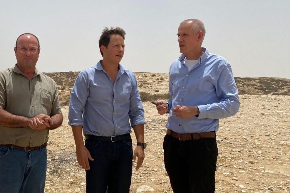 משמאל: מנהל מרחב דרום של רמ"י, אלעד ארזי וינקי קוינט בסיור השבוע // צילום: המועצה המקומית להבים
