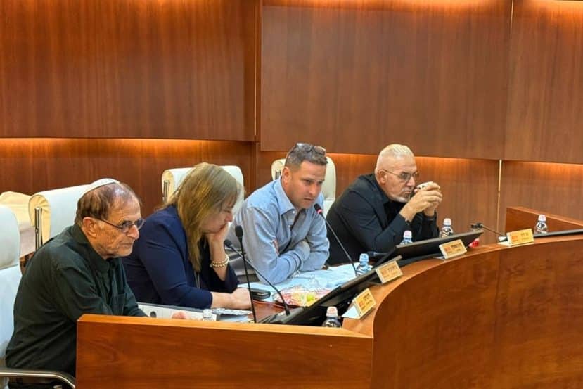 רז קינסטליך בדיון על ההכרזה על מתחם נווה חוף // צילום: עיריית ראשון לציון