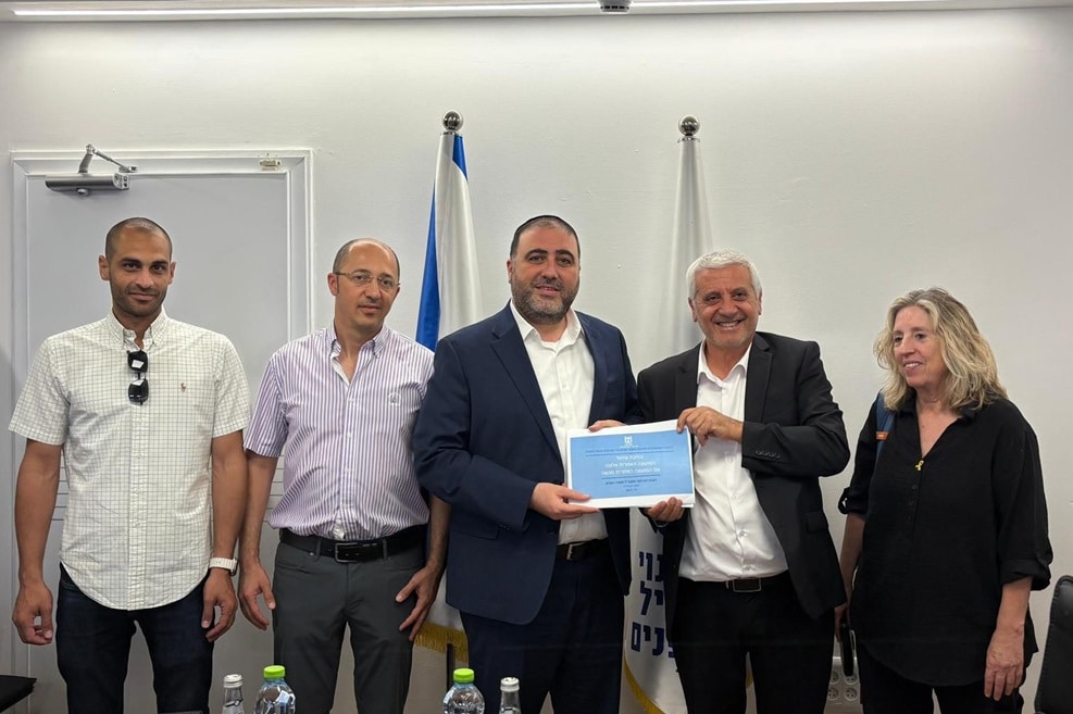 השר ארבל במעמד חתימת האיחודים // צילום: משרד הפנים