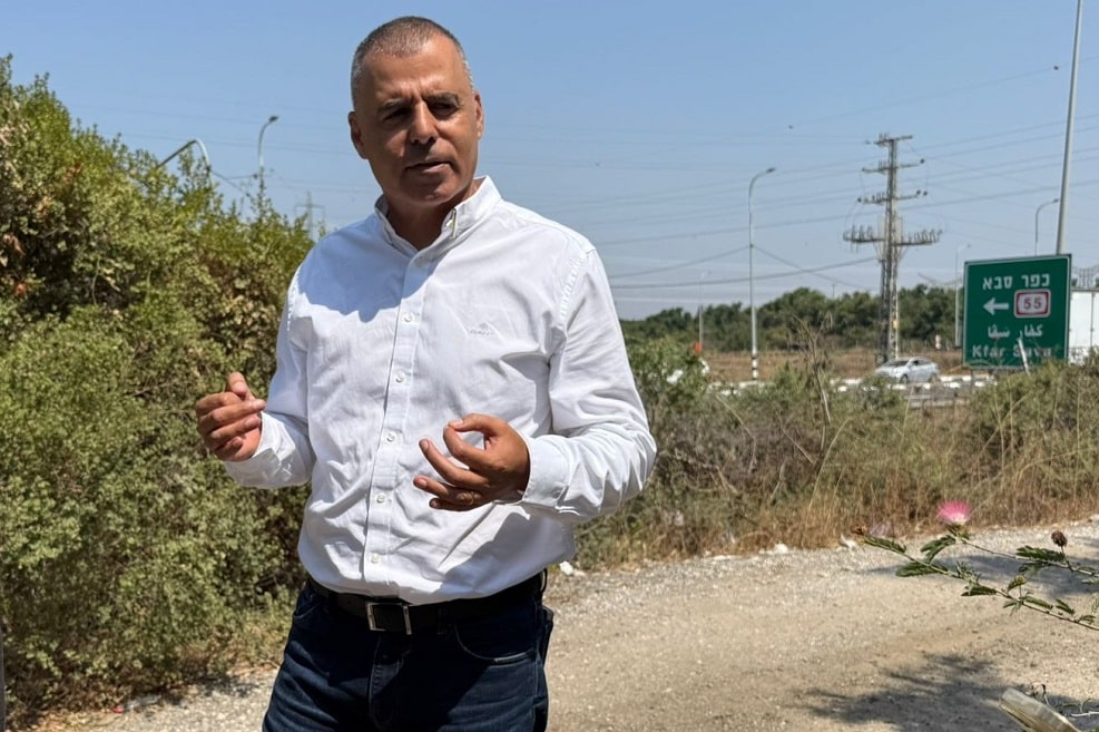 ראש העיר במקום בו מתוכננת תחנת הכוח // צילום: עיריית כפר סבא