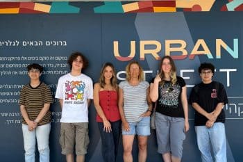 שירי דורון, ראשת החוג לאמנות חזותית עם תלמידים , וג'יל יהב מנהלת שיווק ב-ICR - על רקע הגלריה של ICR צילום: באדיבות ICR