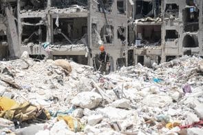 בניין שנפגע מירי טילים // צילום: עיריית בת-ים, שלום אלזם