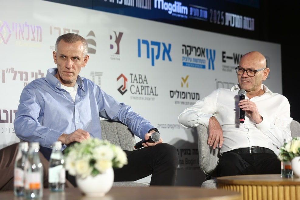 מימין: רפי אלמליח מנכ"ל מינהל התכנון ויעקב ינקי קוינט מנהל רשות מקרקעי ישראל בכנס מגדילים // צילום: דרור סיתהכל