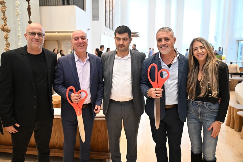 מימין משפחת כראל, מנכ"ל משרד התיירות מיכאל יצחקוב, ראש העיר אלי לנקרי ומנכ"ל ושותף רשת קנדה ישראל ראובן אלקס // צילום: יוד צילומים