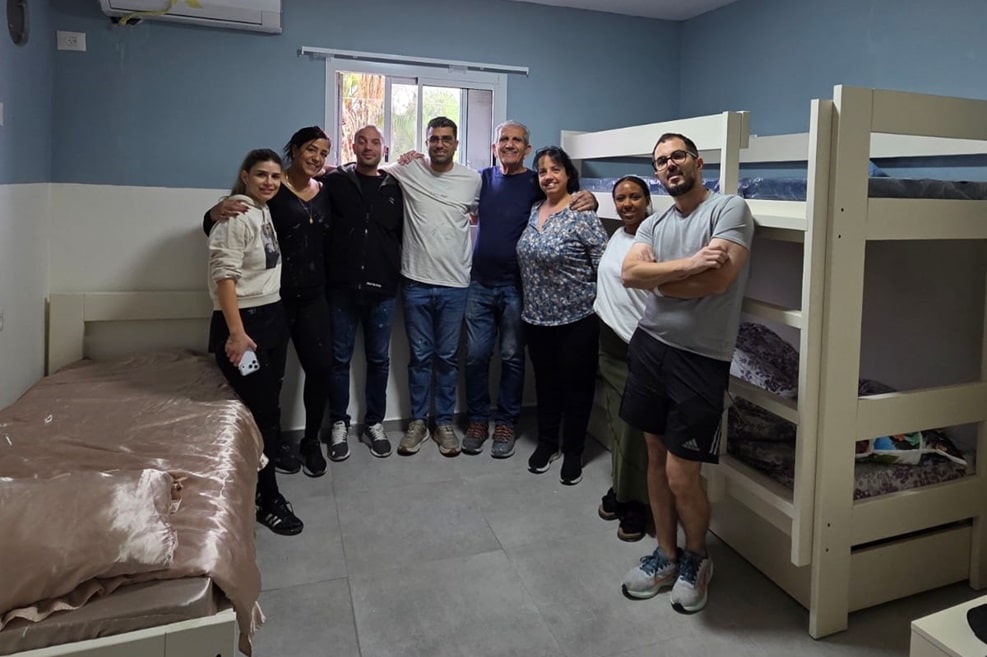 מתנדבי עמותת שניר ועובדי ארי מגורים בכפר הילדים בעפולה // צילום: עמותת שניר