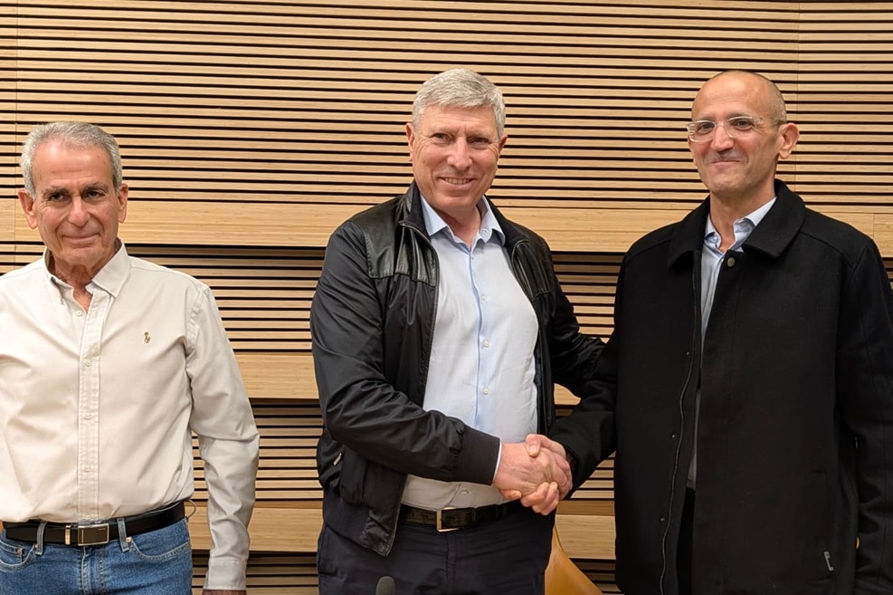 מימין: יניב שנקר, יעקב פרץ ובני חזן // צילום:דוברות עיריית קרית אתא