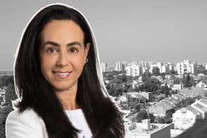 רו"ח חגית קודמן // צילום: רז רוגובסקי | Depositphotos