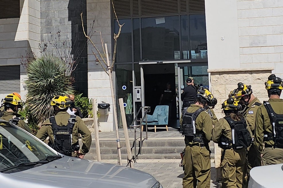 פגיעה ישירה בבניין בטירת כרמל // צילום: דוברות עיריית טירת כרמל
