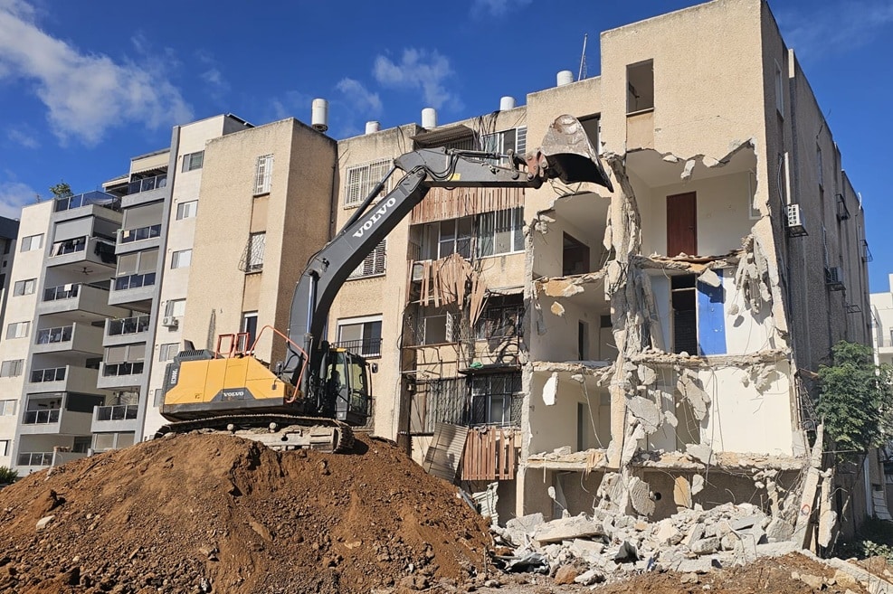 הריסת בניין הדרור 58 יבנה // צילום: באדיבות דוברות עיריית יבנה