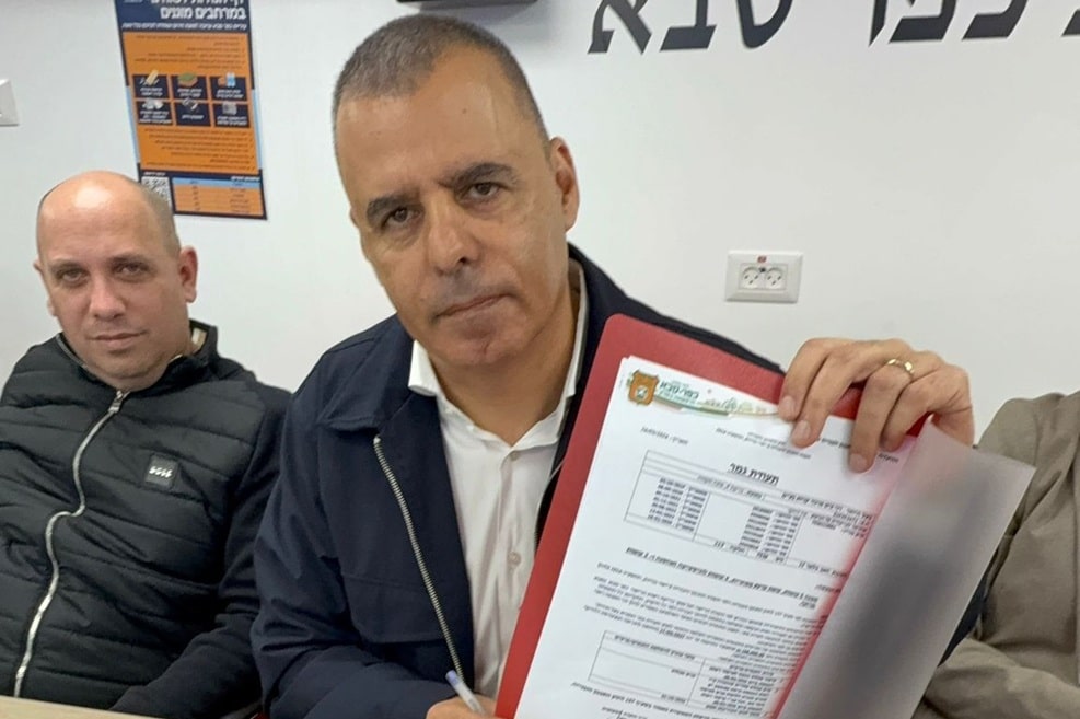 ראש העיר כפר סבא חתם על אישור האכלוס // צילום: עיריית כפר סבא, מאיר אדרי