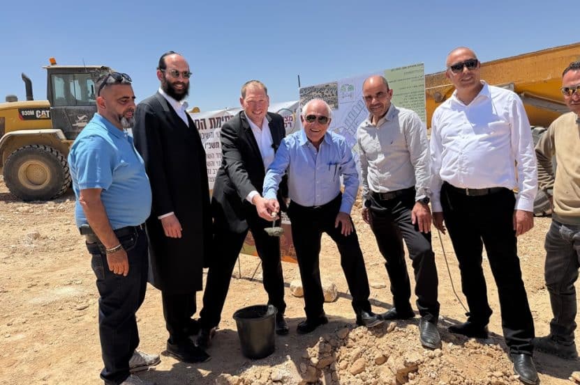 חתימה הסכם פיתוח // צילום: דוברות משרד הבינוי והשיכון