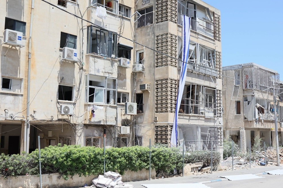 בניין שנפגע מטיל // צילום: מריה ריבין, דוברות עיריית בת-ים