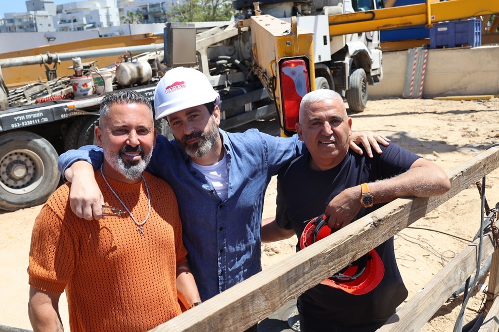 יציקת רפסודה שדה דב מימין: גקי אביסרור , יהודה לוי ויורם אביסרור // צילום: רפי דלויה