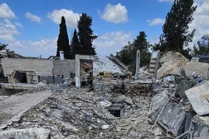 זירת ההרס במתחם פגיעת הטיל בבית שמש // צילום: כרמלה קופר