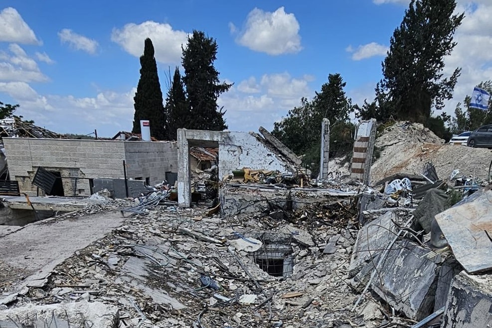זירת ההרס במתחם פגיעת הטיל בבית שמש // צילום: כרמלה קופר