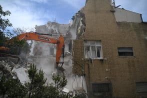 הריסת הבניין שנפגע // צילום: ראובן כהן, דוברות עיריית חיפה