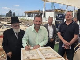 תמונה מחתימה על הקלף באירוע- מימין: פני דקל, אוהד שגב והרב יוסף ישר // צילום: יח"צ