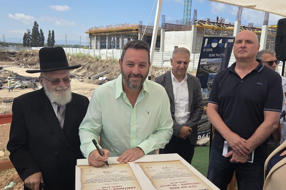תמונה מחתימה על הקלף באירוע- מימין: פני דקל, אוהד שגב והרב יוסף ישר // צילום: יח"צ