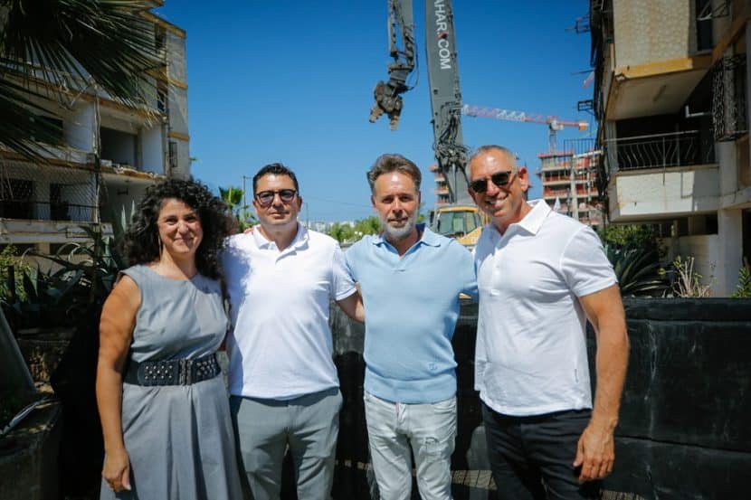 מימין: צחי ארבוב, ברק רוזן, זיו יעקובי ודקלה פרסיקו באירוע הריסת אקרו בשדרה // צילום: זוג הפקות