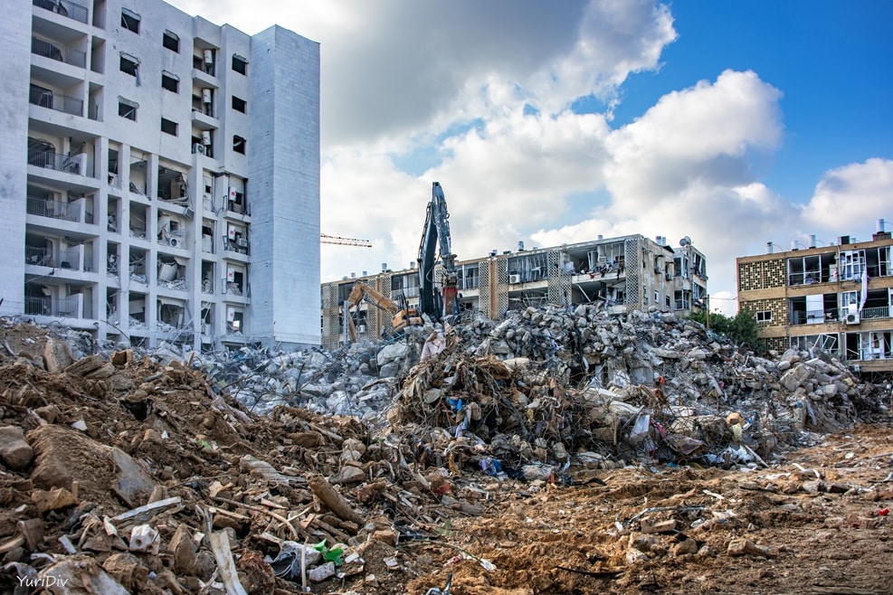 מתחמי הריסה שנפגעו מירי טילים בבת ים // צילום: יורי דיבינסקי