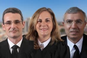 השופטים יונה אטדגי (אב"ד), טל לוי-מיכאלי ואריאל צימרמן | Depositphotos