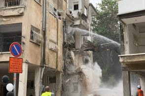 הריסת הבניינים הישנים רמברנדט תל אביב // צילום: שני לזרוביץ