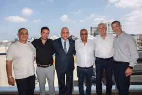 מימין: אלון שטאובר, שמשון הראל, מיכאל רצון, פיני כהן, ראם רצון, אילן מליחי // יח"צ