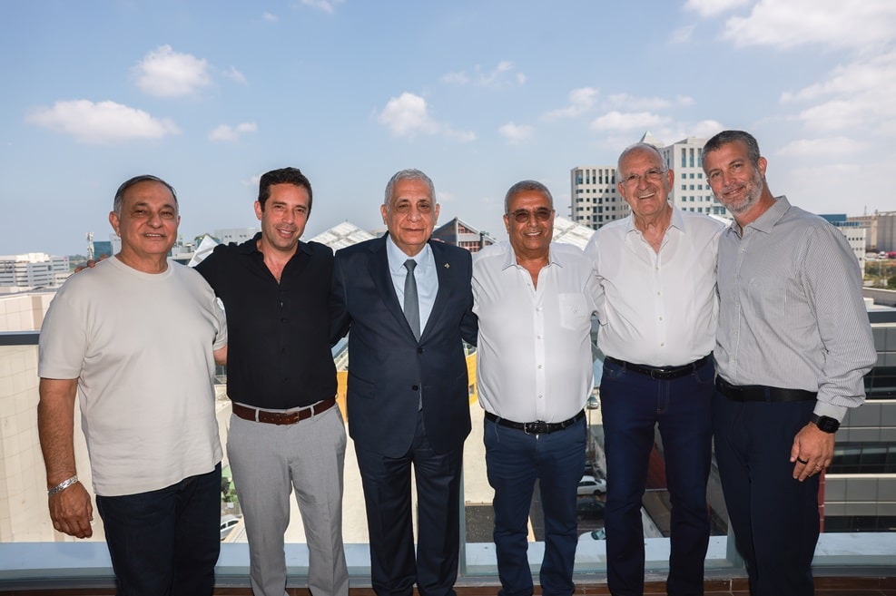 מימין: אלון שטאובר, שמשון הראל, מיכאל רצון, פיני כהן, ראם רצון, אילן מליחי // יח"צ