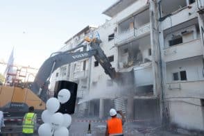 מתוך אירוע הריסה באוסישקין רמת השרון // צילום: שלומי אלפסי סט הפקות