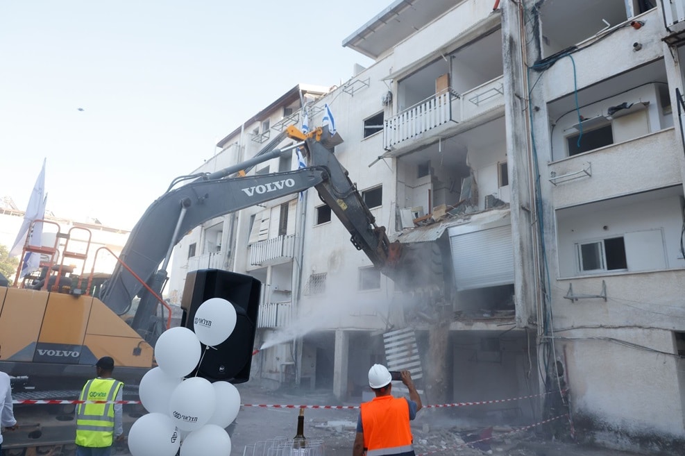 מתוך אירוע הריסה באוסישקין רמת השרון // צילום: שלומי אלפסי סט הפקות