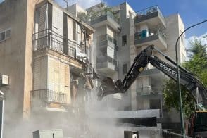 הריסת הבניין בקריניצי 53 רמת גן // צילום: דורית פינקלשטיין