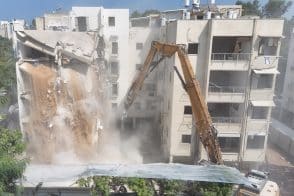 מתוך אירוע ההריסה ברחוב קוסובסקי בפארק הירקון // צילום: צילום לביא עמית