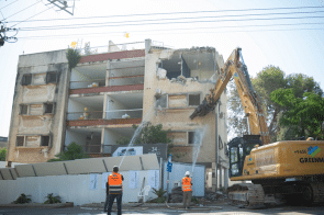 הריסת בניין בני בנימין הרצליה // צילום: אור גוגנהיים