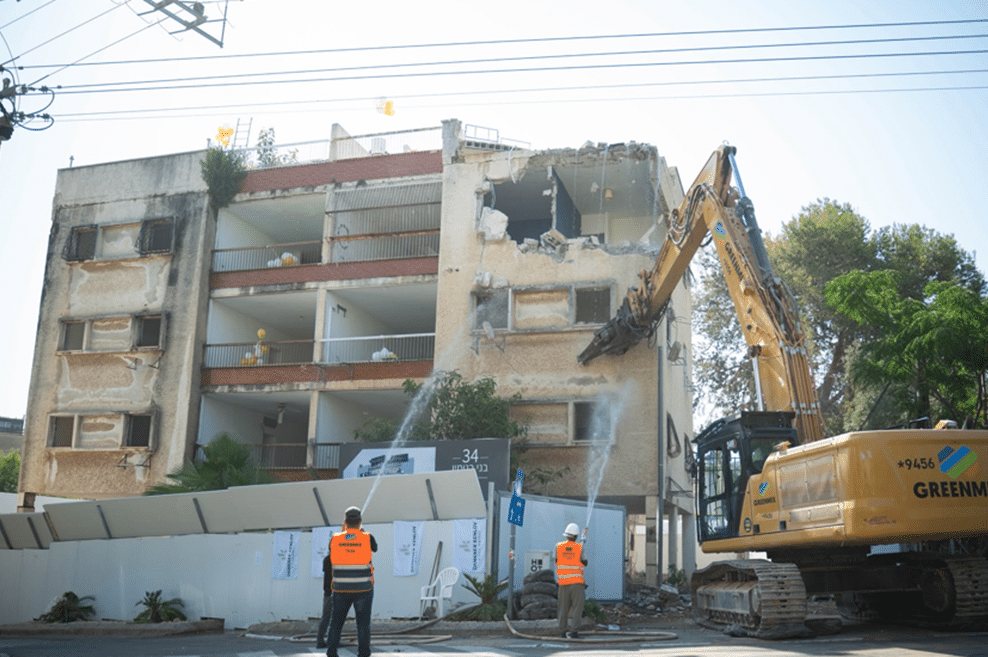 הריסת בניין בני בנימין הרצליה // צילום: אור גוגנהיים