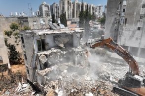 מתוך אירוע ההריסה ברחוב מונטיפיורי 13 בקריית אונו // צילום: מייק יודין